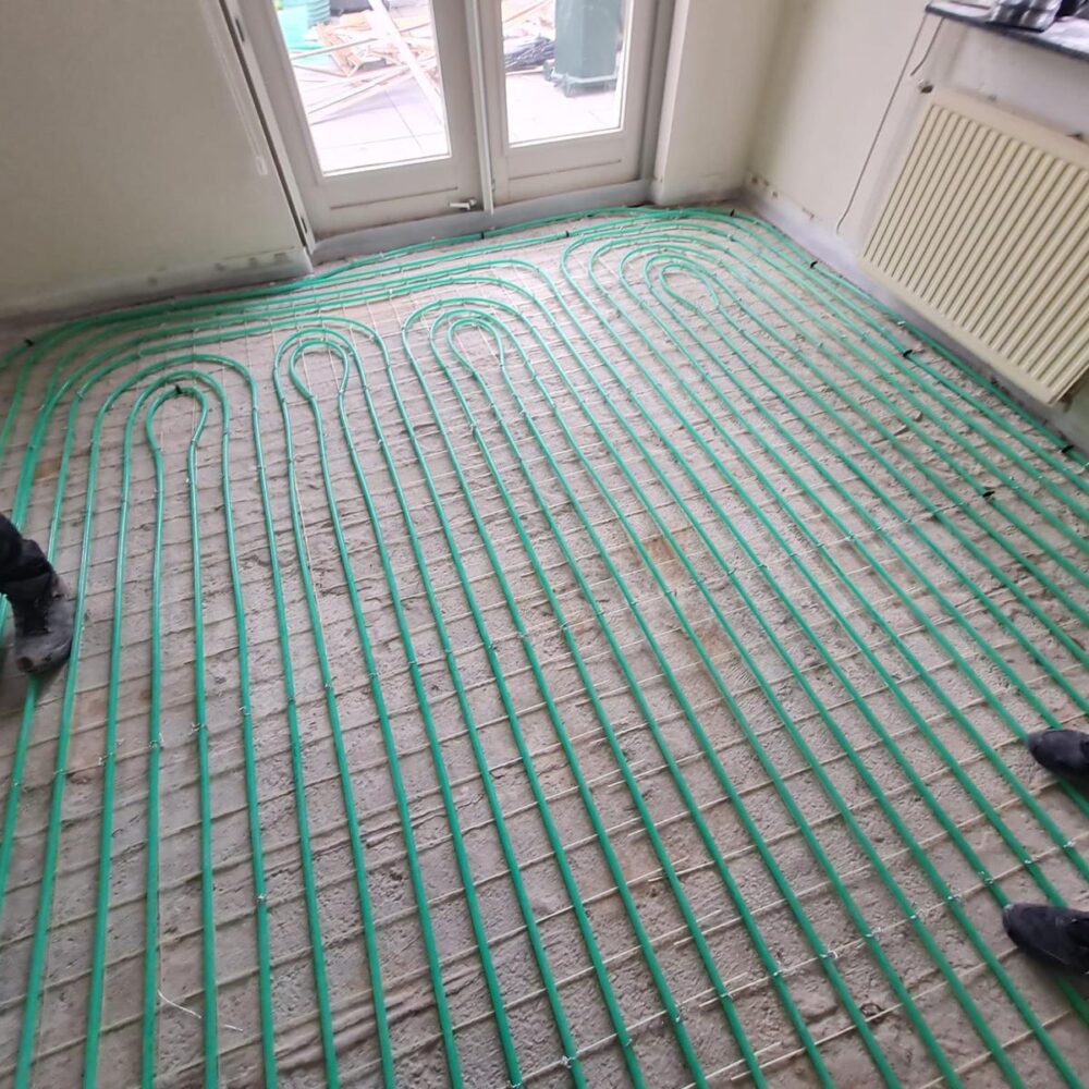 REBARMAT GFRP mesh used as corrosion-free reinforcement for underfloor heating systems, providing stable pipe fixation and long-term durability in concrete floors.